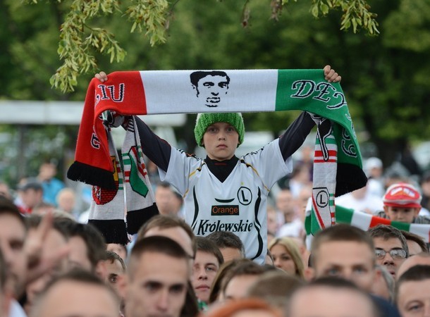 Người hâm mộ tham dự buổi lễ tưởng niệm huyền thoại bóng đá Ba Lan - Kazimierz Deyna